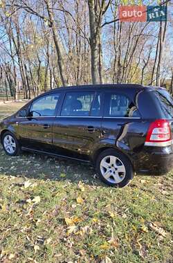 Минивэн Opel Zafira 2010 в Вишневом