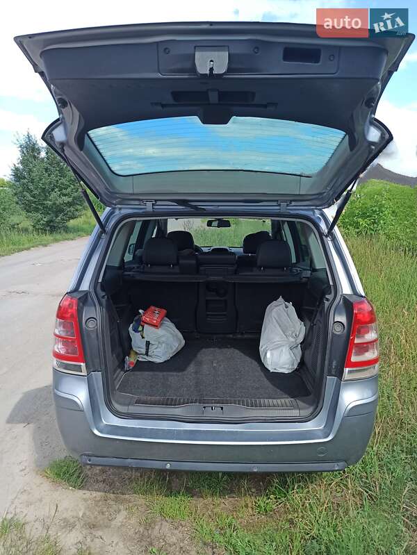 Мінівен Opel Zafira 2010 в Нововолинську