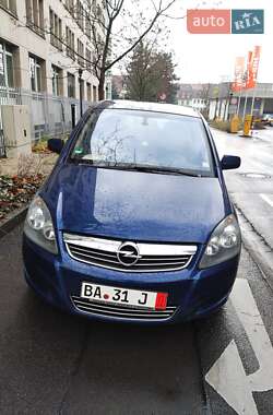 Минивэн Opel Zafira 2010 в Новоархангельске