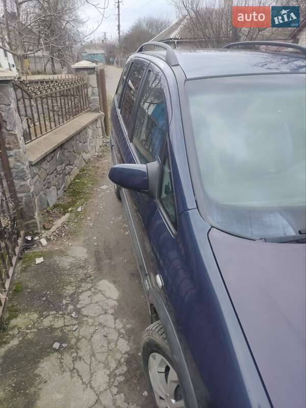 Мінівен Opel Zafira 2000 в Кореці