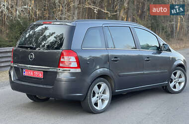 Минивэн Opel Zafira 2010 в Цумани