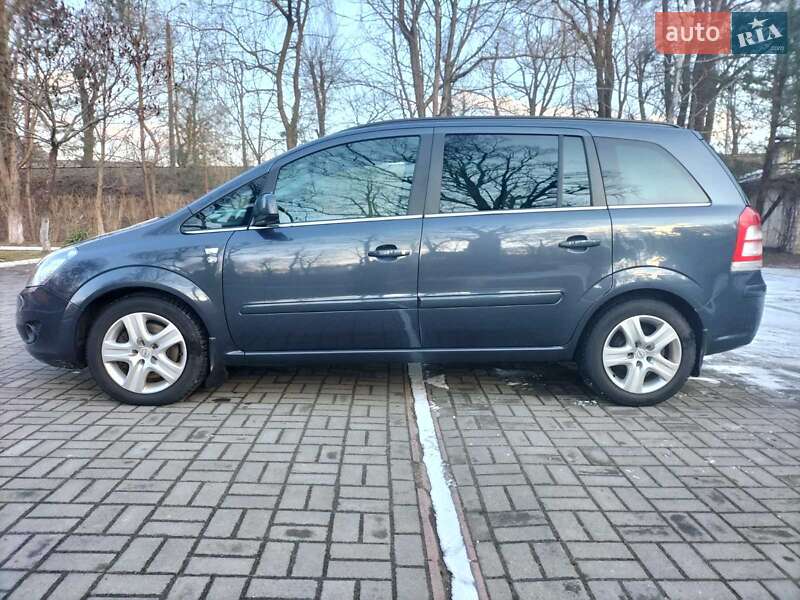 Минивэн Opel Zafira 2010 в 