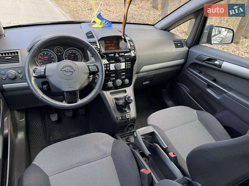 Минивэн Opel Zafira 2010 в Александрие
