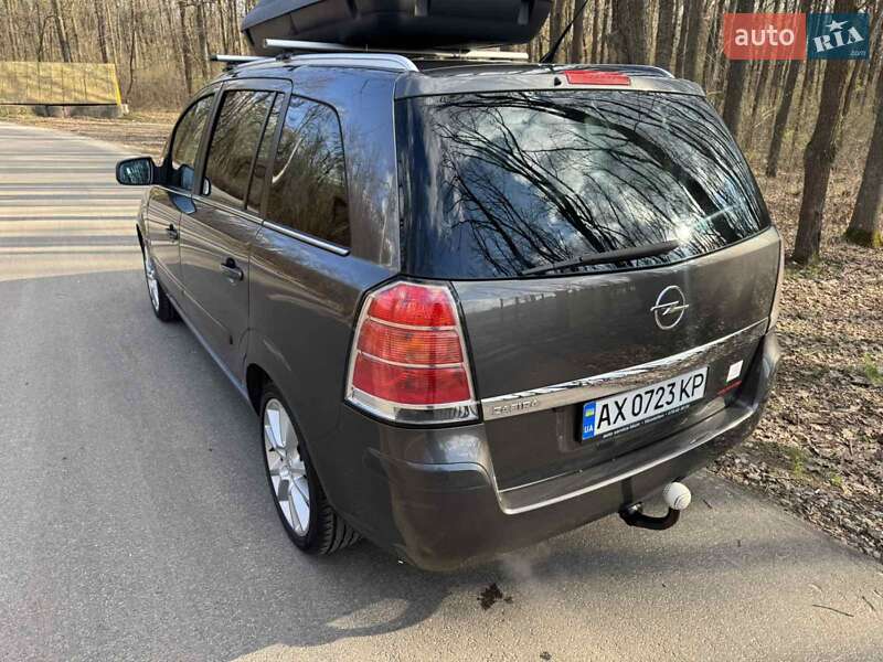 Минивэн Opel Zafira 2010 в Александрие