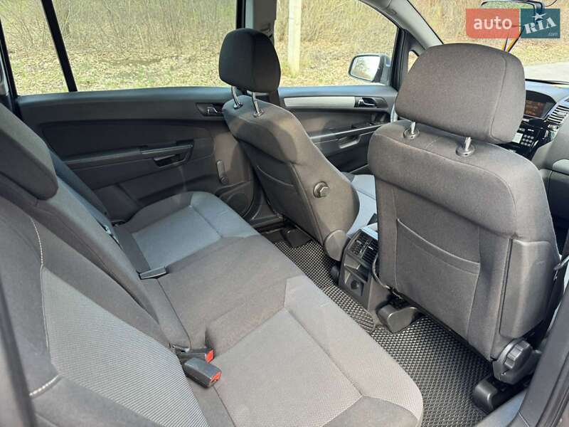 Минивэн Opel Zafira 2010 в Александрие
