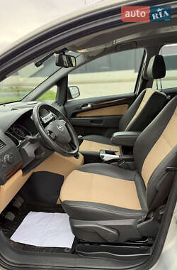 Минивэн Opel Zafira 2010 в 