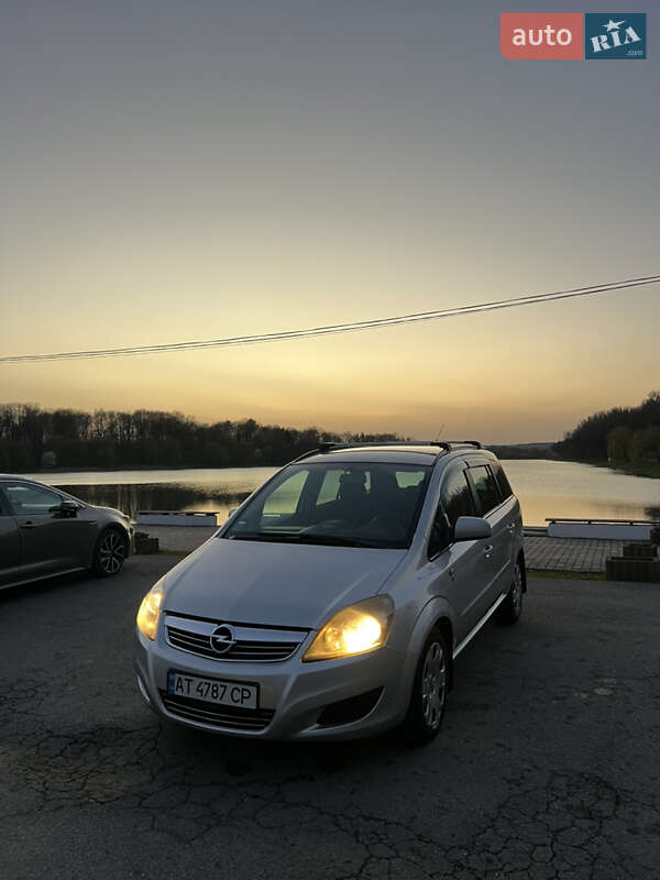 Мінівен Opel Zafira 2010 в Івано-Франківську