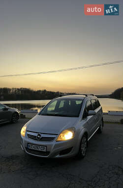 Минивэн Opel Zafira 2010 в 
