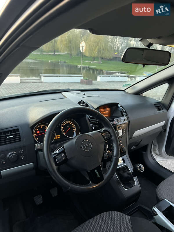 Мінівен Opel Zafira 2010 в Івано-Франківську