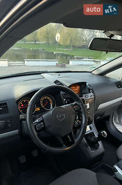 Минивэн Opel Zafira 2010 в 