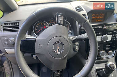 Минивэн Opel Zafira 2010 в 