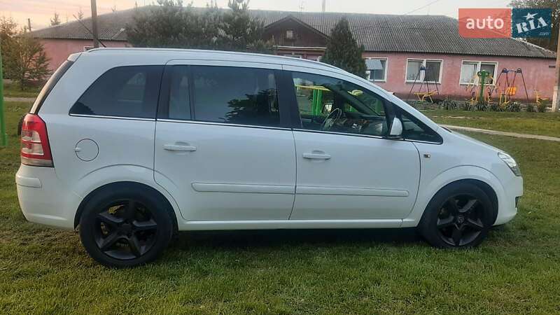 Минивэн Opel Zafira 2011 в Нововолынске