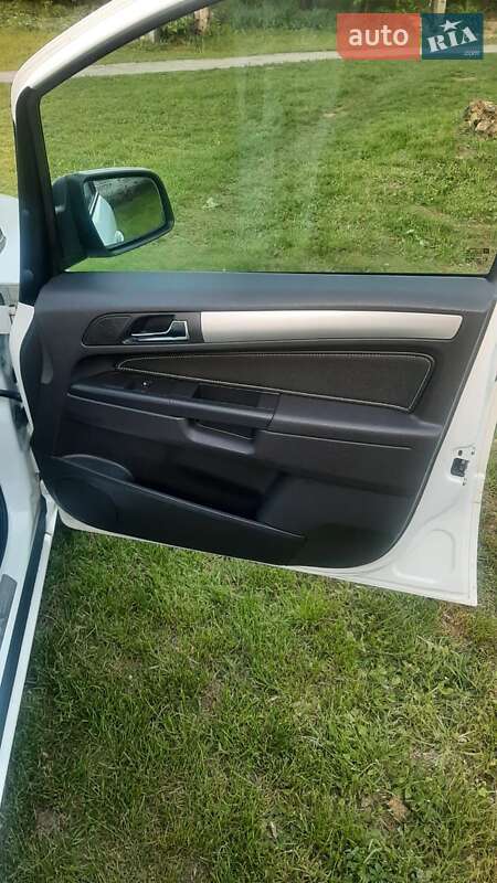 Минивэн Opel Zafira 2011 в Нововолынске