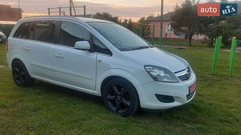 Минивэн Opel Zafira 2011 в Нововолынске