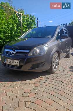 Минивэн Opel Zafira 2010 в 