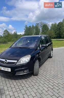 Минивэн Opel Zafira 2005 в Долине