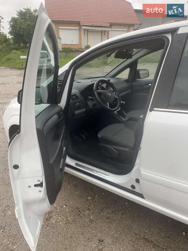 Минивэн Opel Zafira 2010 в Шумске