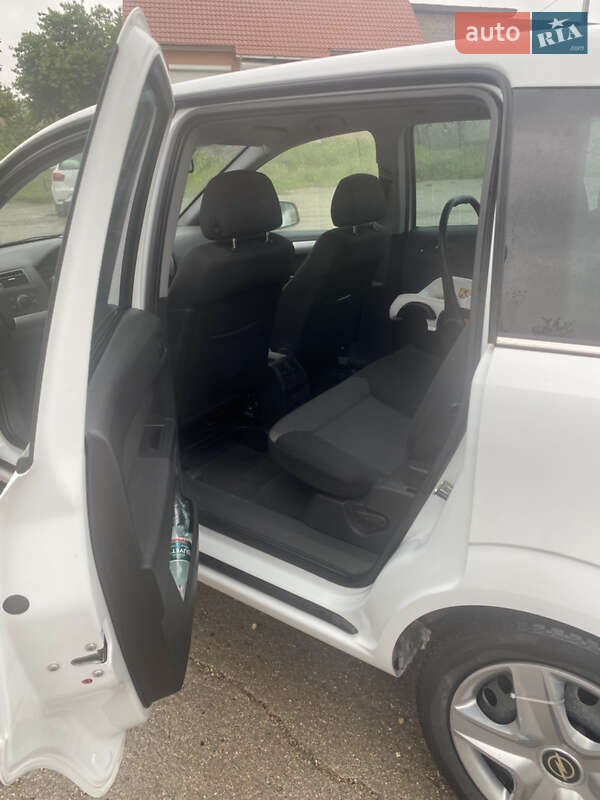 Минивэн Opel Zafira 2010 в Шумске
