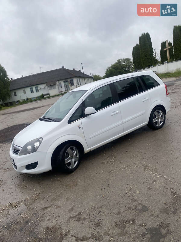 Минивэн Opel Zafira 2010 в Шумске