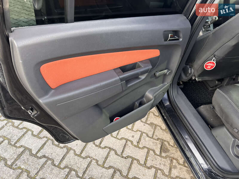 Минивэн Opel Zafira 2006 в Хотине