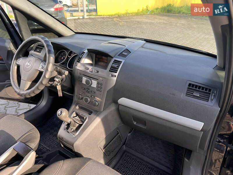 Минивэн Opel Zafira 2006 в Хотине