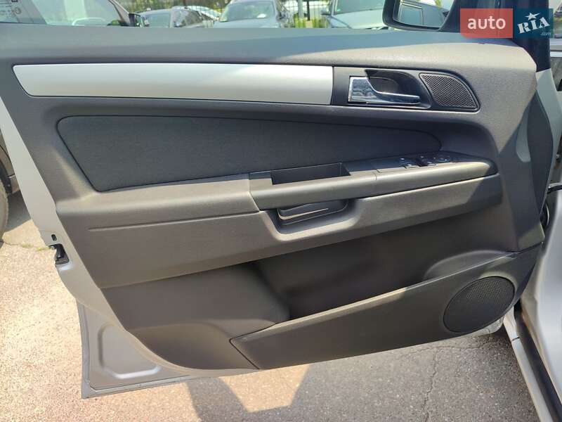 Минивэн Opel Zafira 2011 в Киеве