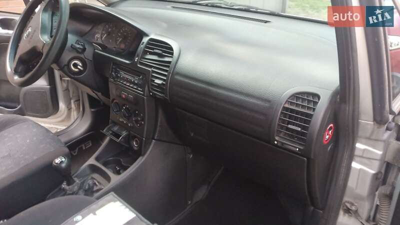 Мінівен Opel Zafira 2000 в Ужгороді