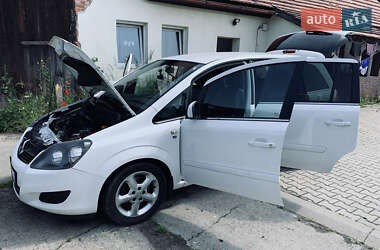 Минивэн Opel Zafira 2010 в 