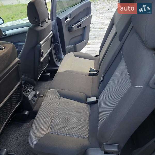 Минивэн Opel Zafira 2009 в Ахтырке