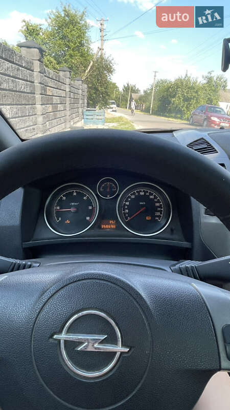 Минивэн Opel Zafira 2005 в Остроге