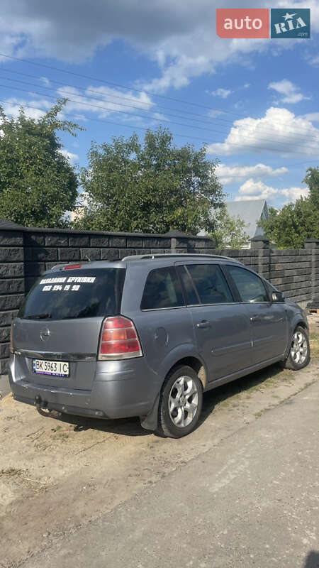 Минивэн Opel Zafira 2005 в Остроге