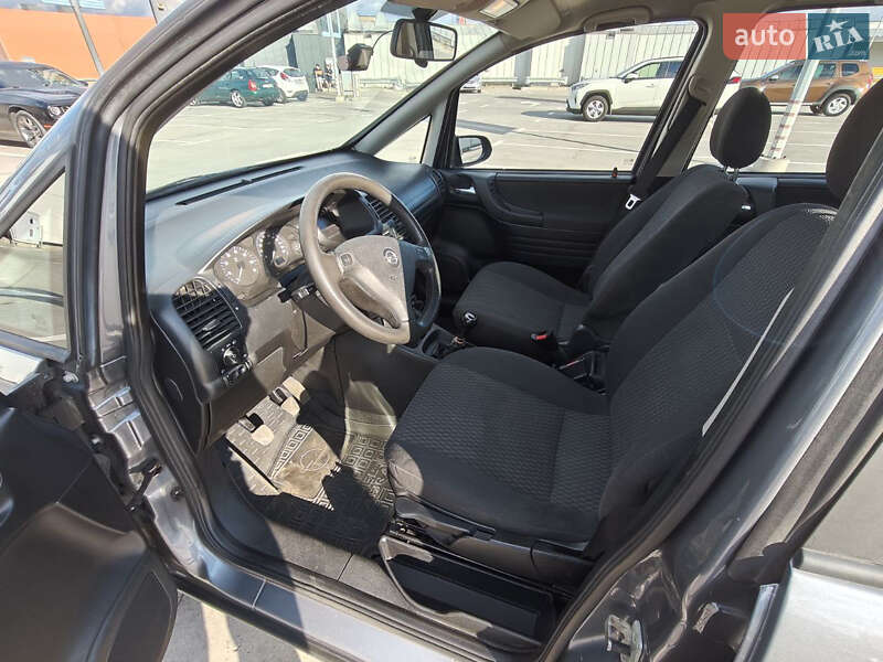 Минивэн Opel Zafira 2004 в Киеве