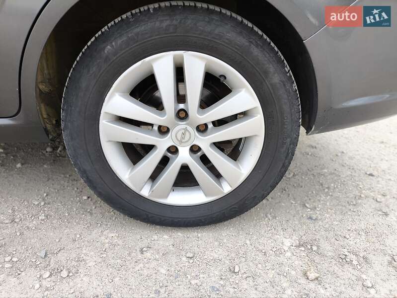 Минивэн Opel Zafira 2011 в Почаеве