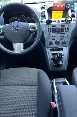 Минивэн Opel Zafira 2010 в 