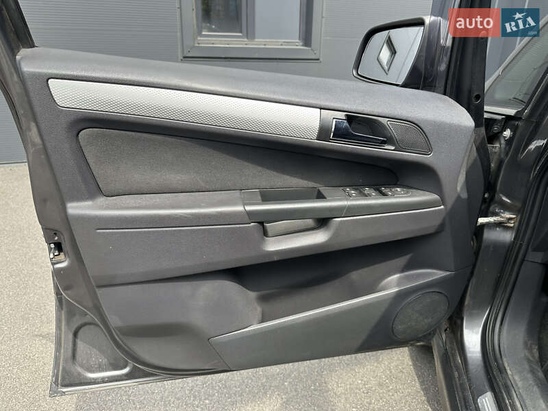 Минивэн Opel Zafira 2009 в Киеве