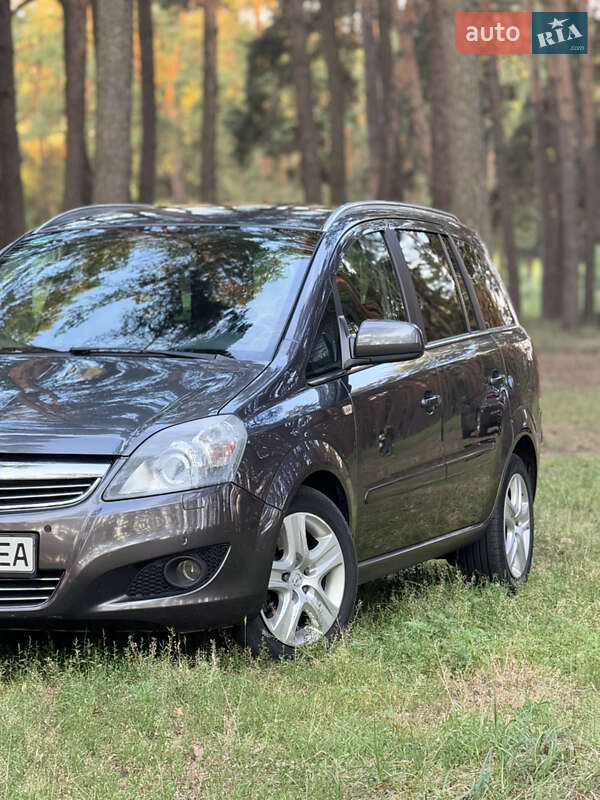 Минивэн Opel Zafira 2010 в Сумах