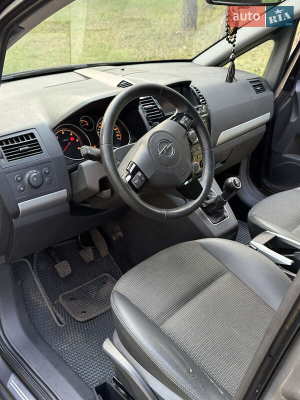 Минивэн Opel Zafira 2010 в Сумах