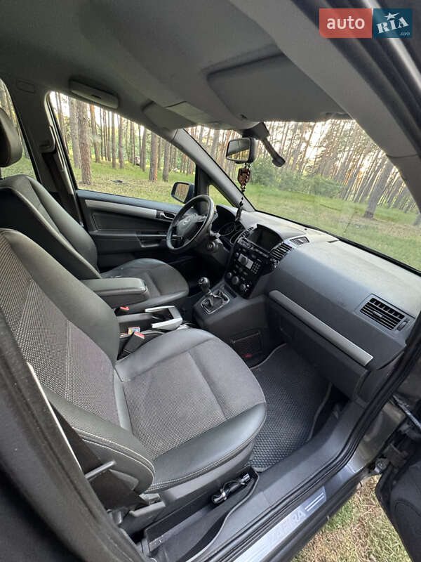 Минивэн Opel Zafira 2010 в Сумах