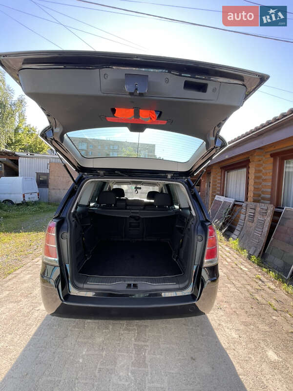 Минивэн Opel Zafira 2006 в Ровно
