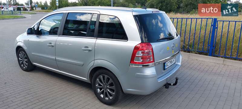 Минивэн Opel Zafira 2011 в Нововолынске