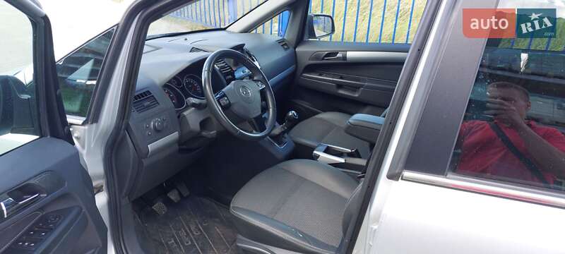 Минивэн Opel Zafira 2011 в Нововолынске