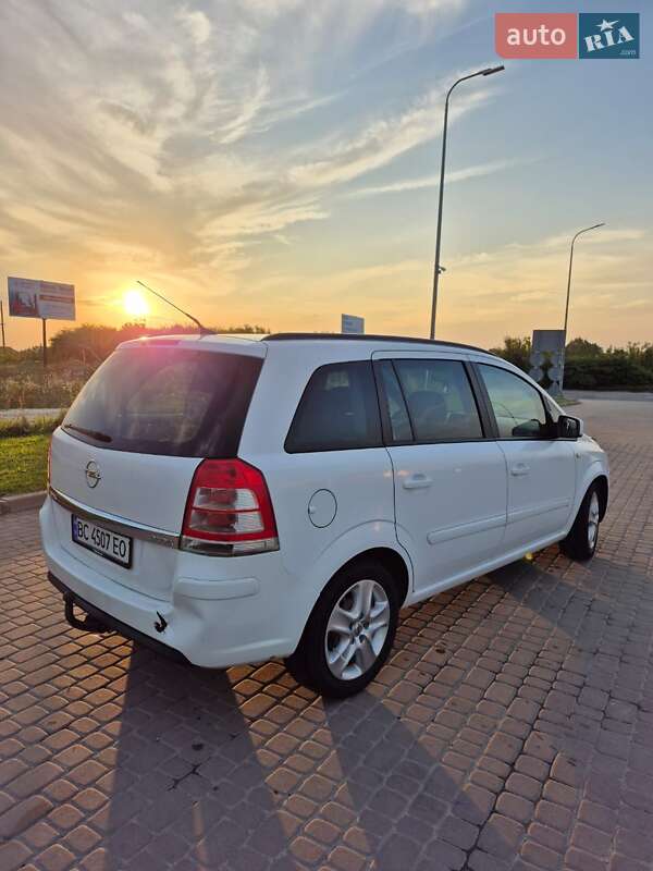 Минивэн Opel Zafira 2012 в Городке