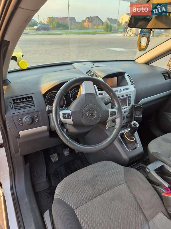 Минивэн Opel Zafira 2012 в Городке