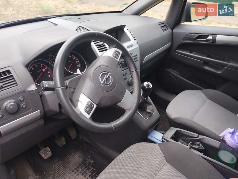 Минивэн Opel Zafira 2012 в Кривом Роге