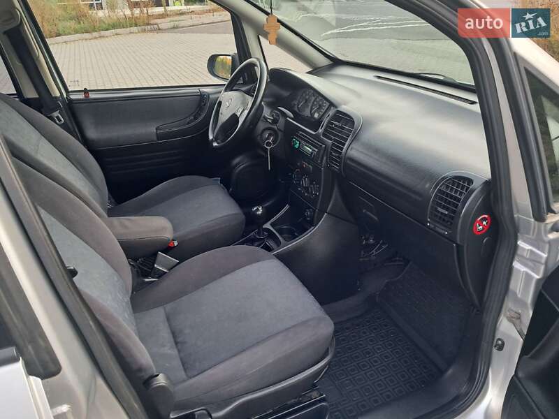 Минивэн Opel Zafira 2001 в Черновцах