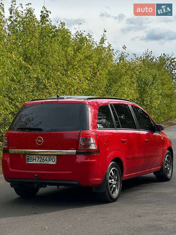 Минивэн Opel Zafira 2008 в Раздельной
