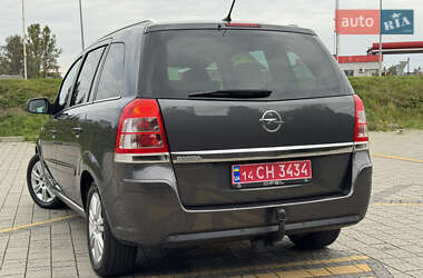 Минивэн Opel Zafira 2010 в 