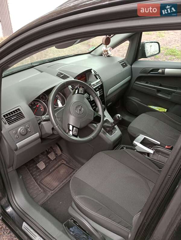 Минивэн Opel Zafira 2010 в Остер