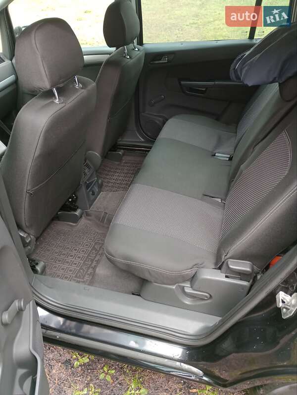 Минивэн Opel Zafira 2010 в Остер