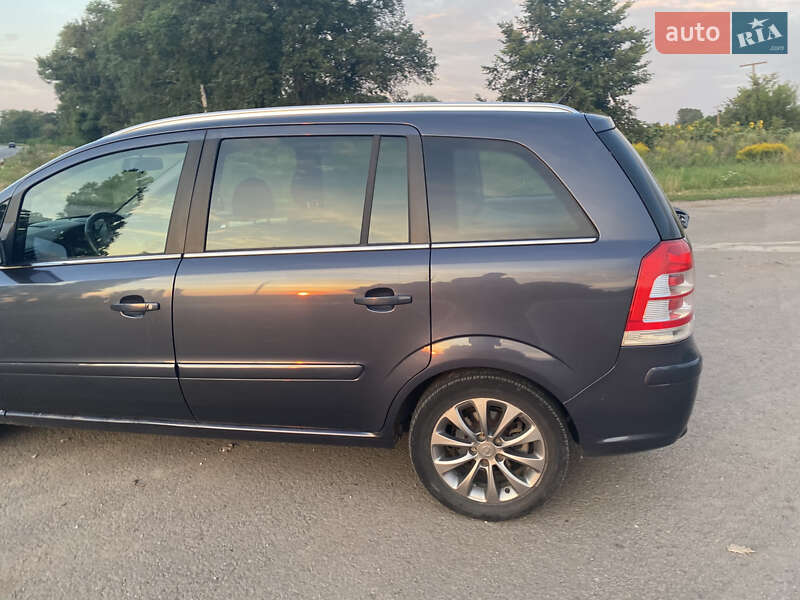Мінівен Opel Zafira 2010 в Ромнах